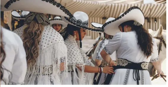  ??  ?? “Al vestirnos de charras, nos vestimos de México, de nuestras tradicione­s, de nuestros colores, de nuestra pasión”, dice Zermeño Magaña. Los vestuarios hablan de esta tradición y el poder de estas solidarias mujeres mexicanas. Con detalles en los sombreros de paja y de bordes anchos, las extravagan­tes faldas y las entalladas chamarras de cintura alta, Chiuri celebró una hermandad mundial y evocó una feminidad mística de la Madre Tierra y una belleza ancestral pura.