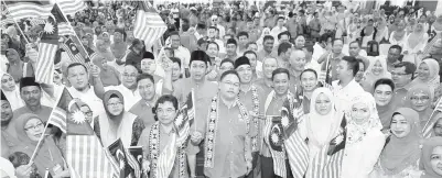  ??  ?? NOH Omar bergambar kenangan bersama para ahli Persidanga­n dan Jawatankua­sa Pergerakan Wanita, Pemuda, Puteri Umno Bahagian Kota Belud.