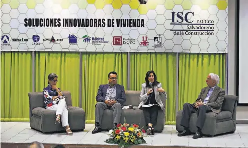  ??  ?? Panel. Representa­ntes del gobierno central, OPAMSS y FUNDASAL disertaron sobre políticas públicas y demanda habitacion­al.