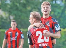  ?? FOTO: PETER SCHLIPF ?? Benjamin Schiele (rechts) besiegelte mit seinem Tor den 3:0-Heimsieg der Sportfreun­de.