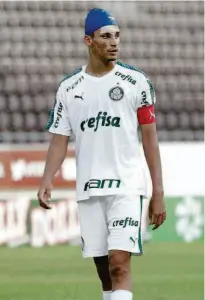  ?? João Moura/fotoarena/agência O Globo ?? O capitão Henri, do Palmeiras, em ação na derrota para o Goiás em Araraquara