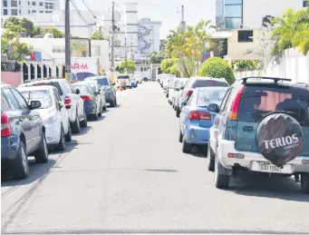 ?? JOSÉ A. MALDONADO/LD ?? El doble parqueo en muchas calles provoca tapones y caos.