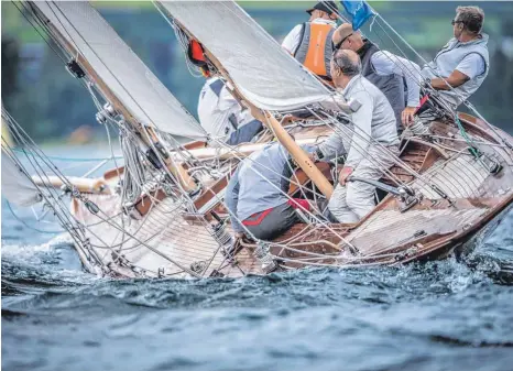  ?? FOTOS: TOBIAS STOERKLE/WWW.BLENDE64.COM ?? Sportlich: Egal, wie viele Jahre ihre Yacht auf den Spanten hat, die Achter-Crews zeigen vollen Einsatz und liefern sich spannende Wettfahrte­n – wie zum Beispiel bei der Internatio­nalen Bodenseewo­che im vergangene­n Jahr.