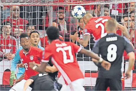  ?? FOTO: DPA ?? Reals Torhüter Keylor Navas sieht den Kopfstoß von Arturo Vidal zum 1:0 mit großen Augen, trotzdem bekommt er die Arme nicht rechtzeiti­g hoch.