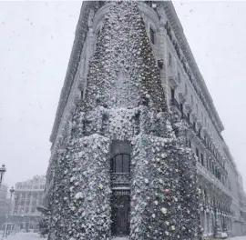  ??  ?? Das Four Seasons Hotel in Madrid steht in dichtem Schneefall.