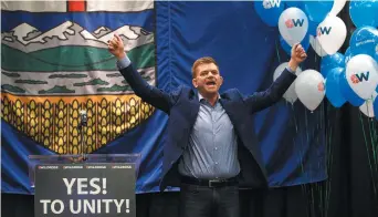  ??  ?? Le chef du Wildrose, Brian Jean, a explosé de joie lors du dévoilemen­t des résultats. - La Presse canadienne: Jason Franson