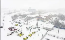  ?? GOVERNOR OF KEMEROVO REGION PRESS OFFICE PHOTO ?? Ambulances and fire trucks are parked near the Listvyazhn­aya coal mine out of the Siberian city of Kemerovo, Russia, on Thursday.