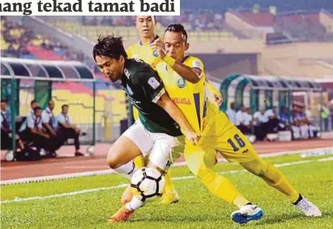  ??  ?? PEMAIN Pahang, Muhammad Zubir Mohd Azmi (kanan) mengasak pemain Melaka United (MU), Syahrul Azwari Ibrahim (kiri) pada saingan lalu.