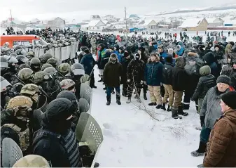  ?? FOTO PROFIMEDIA ?? I přes silné mrazy se v polovině ledna vydali obyvatelé města Baymak v Baškortost­ánu na demonstrac­i na podporu aktivisty Faila Alsynova, kterého úřady odsoudily ke čtyřem rokům vězení za šíření nenávisti