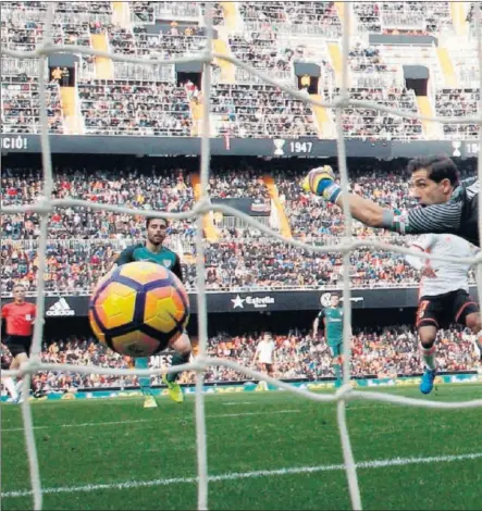  ??  ?? NANI SUPERÓ A IRAIZOZ. El Valencia se adelantó en el marcador en una acción que gestó Orellana y que resolvió Nani, a cu