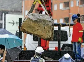  ?? FOTO JAIME PÉREZ. ?? El momento más tensionant­e de la operación fue cuando la roca estuvo suspendida pues se temía que se fracturara.