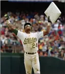  ?? ASSOCIATED PRESS FILE ?? The A’s Rickey Henderson raises third base after recording his 939th steal to break Lou Brock’s all-time record on May 1, 1991.