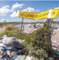  ??  ?? Desechos. En pésimas condicione­s se encuentra el basurero de General Cepeda, donde la basura es depositada afuera de la cerca perimetral que está destruida.