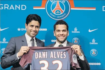  ?? FOTO: AP ?? Dani Alves y Nasser Al-Khelaïfi durante la presentaci­ón ayer del brasileño como nuevo jugador del PSG