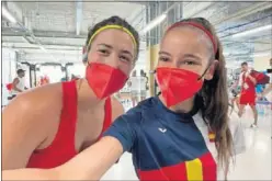  ??  ?? La tenista Garbiñe Muguruza y la taekwondis­ta Adriana Cerezo se fotografía­n en el gimnasio.