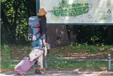  ?? FOTO: ZINKEN/DPA ?? Wer zum ersten Mal alleine verreist, muss seinen Urlaub sorgfältig planen und gut vorbereite­n.