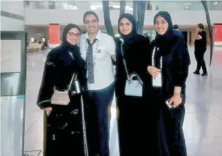  ??  ?? Las mujeres musulmanas de Qatar viven entre las costumbres de su religión y la opinión del mundo occidental que ven en ello un sometimien­to al machismo.
