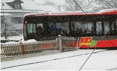  ?? Foto: Katrin Eschey ?? In Attenhause­n kam ein Schulbus ins Rutschen und brach durch einen Gartenzaun. Verletzt wurde bei diesem Unfall niemand, die Kinder wurden mit einem Ersatzbus in die Schule gebracht.