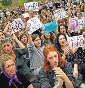  ?? ALVARO BARRIENTOS/AP – 27/4/2018 ?? Indignação. Mulheres pedem justiça em Pamplona; ‘Não é não’, gritam sobre o caso