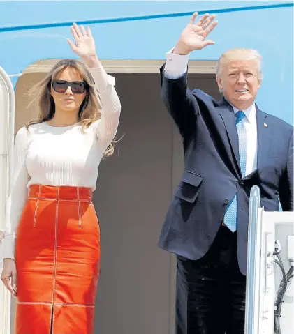  ?? AFP ?? En familia. El presidente Trump y su esposa Melania, momentos antes de entrar al avión presidenci­al.