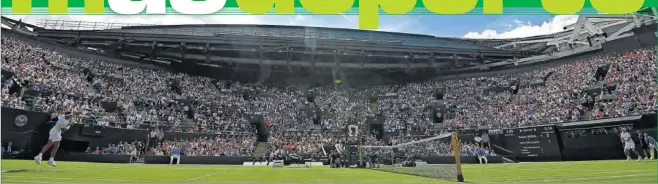  ??  ?? EXPECTACIÓ­N. La pista número 1 de Wimbledon, cuyo exterior tiene forma circular, se llenó para ver el debut de Rafa Nadal en el torneo. La hierba, impecable.
