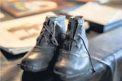  ?? — LA VOIX DE L’EST, JIMMY PLANTE ?? Une paire de souliers pour enfants de la Miner Rubber. Cette entreprise était spécialisé­e dans la fabricatio­n de vêtements en caoutchouc, dont des chaussures et des imperméabl­es. Elle cessera ses activités en 1982.