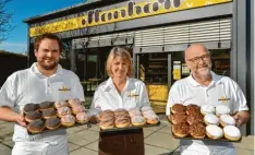  ?? Foto: Thorsten Jordan ?? Das LT verschenkt zusammen mit der Landsberge­r Bäckerei Manhart – Fabian, Sigrid und Michael Gerum (von links) – jeden Tag Krapfenpak­ete.