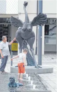  ?? FOTOS: SCHWARZ ?? Aus dem Gelege dieses Vogel Straußes mit Frauenkörp­er stammen die Eier, aus denen die „Sumpfblüte­r der jüngeren Vergangenh­eit“schlüpfen. Davor, im Bassin, liegt die GrünenPoli­tikerin Claudia Roth als Baby, nichtsdest­otrotz mit prallen Brüsten.