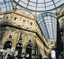  ??  ?? La Galleria Vittorio Emanuele II tiene el estilo de los famosos pasajes construido­s en París.