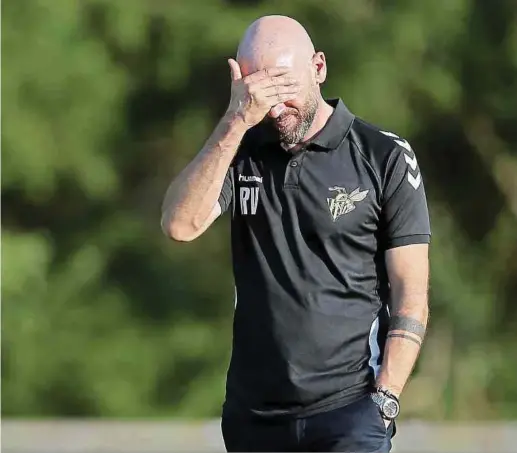  ?? Foto: Ben Majerus ?? Trainer Roland Vrabec kann mit Niederkorn nicht an die guten Resultate der vergangene­n Saison anknüpfen.