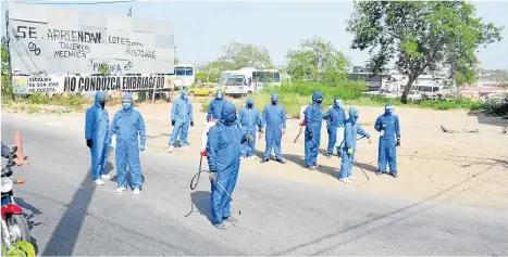  ??  ?? un Grupo de conductore­s de transporte intermunic­ipal se desplegó por el área metropolit­ana de Cúcuta para combatir la propagació­n del coronaviru­s por cuenta propia.