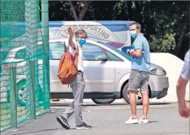  ??  ?? Fernando Vázquez, despidiénd­ose ayer en el momento que abandonaba la ciudad deportiva de Abegondo.