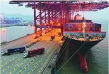  ??  ?? Una concurrida terminal de contenedor­es en el puerto de Ningbo-Zhoushan, provincia de Zhejiang, en el este de China, el 21 de febrero de 2021. (Pueblo en Línea / Yao Feng)