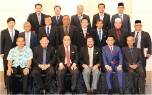  ??  ?? BARISAN Ahli Majlis Daerah Papar 2017-2018 merakam gambar kenangan bersama Abdul Rahim dan Mohamad.