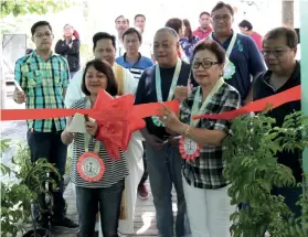  ??  ?? RIBBON-CUTTING. Gov. Hilario P. Davide III (center) and Vice Gov. Agnes A. Magpale (right, first row), lead the launching of Kusina sa Kahimsug ug Pag-Amuma.