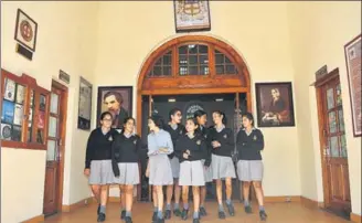  ?? RAVI KUMAR/HT ?? Students of The Lawrence School, Sanawar, coming out of the library, with the portraits of Sir Henry Lawrence and his wife Lady Honoria Lawrence on either side.