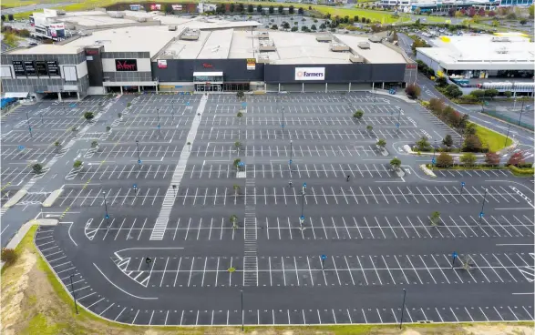  ?? Photo / Brett Phibbs ?? Alert level 4 has emptied the normally busy carpark at the Westfield Albany shopping centre.