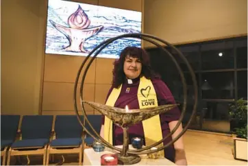  ?? CHRIS SWEDA/CHICAGO TRIBUNE ?? The Rev. Denise Cawley inside Countrysid­e Church Unitarian Universali­st in Palatine on Wednesday. Cawley is decorating the church with reproducti­ve justice messages ahead of Sunday’s service.