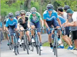  ??  ?? SIN PREMIO. Carapaz tiró para Valverde y Nairo... y se aprovechó Yates.