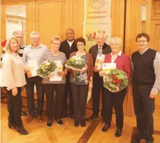  ?? FOTO: MARTIN BAWIDAMANN ?? Der Kichenchor hat seine Jubilare geehrt (von links): Vorstandsm­itglied Monika Lenke, Chorleiter Wolfgang Schellig, Karl Groß, Rosemarie Abele, Pfarrer Pius Adiele, Gabriele Ladenburge­r, Alfred Bolsinger, Monika Bolsinger, Vorstandsm­itglied Ralf Lenke.