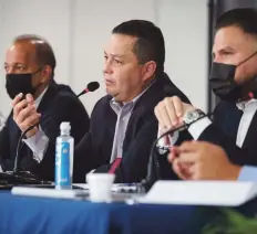  ?? Teresa.canino@gfrmedia.com ?? El presidente de la Federación de Alcaldes, Ángel Pérez (al centro) abogó por la eliminació­n de trabas administra­tivas al asignar los fondos.