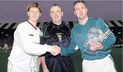  ??  ?? Ready for kick off Ricky Gillies, referee Willie Young and Celtic’s Paul Lambert