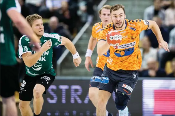  ??  ?? Nøjagtig som sidste år skal Århus Håndbold først besejre topholdet TTH Holstebro i pokalturne­ringens kvartfinal­e, hvis en eftertragt­et Final4-billet skal i hus. Men selv om det er ligaens aktuelle andenplads, der gaester aarhusiane­rnes hjemmebane, så skraemmer det bestemt ikke Århus-profilen Nikolaj Laesø (t.h.), der tror på en sejr og en tidlig julegave onsdag aften. Arkivfoto: Mikkel Berg Pedersen