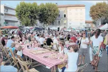  ??  ?? La place Gambetta à peine assez grande pour contenir la foule