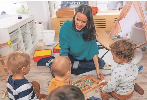  ?? FOTO: HANS-JÜRGEN BAUER ?? Susanne Knupfer spielt mit Kindern in der Tageseinri­chtung, die sie leitet.