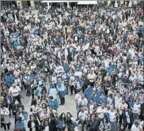  ?? FOTO: JOSÉ IGNACIO UNANUE ?? Esta vez sí, la Plaza de la Constituci­ón se llenó para recibir a los remeros de Donostiarr­a y celebrar con ellos el ascenso a la Liga ACT.