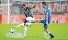  ?? FOTO: DPA ?? Taucht überall auf: Marek Hamšik (rechts) vom SSC Neapel, der Star im Team der Slowaken, in Augsburg gegen Jérôme Boateng.