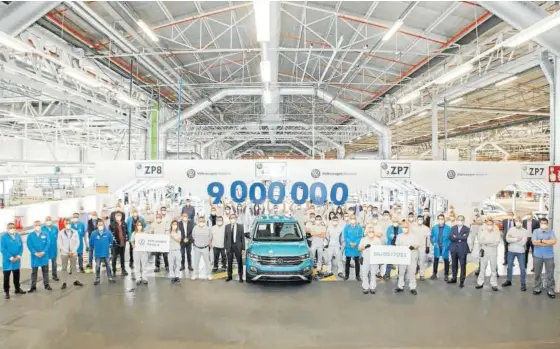  ??  ?? Trabajador­es de Volkswagen Navarra, con Emilio Saénz al frente, ante el coche nueve millones recién fabricado.