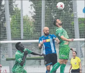  ?? FOTO: MONTILLA ?? Trabajado triunfo Del Cornellà frente al Hércules, uno de los ‘gallitos’ del grupo