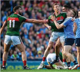  ?? SPORTSFILE ?? Rough stuff: Donal Vaughan of Mayo tackles Dublin’s John Small resulting in a red card for both players